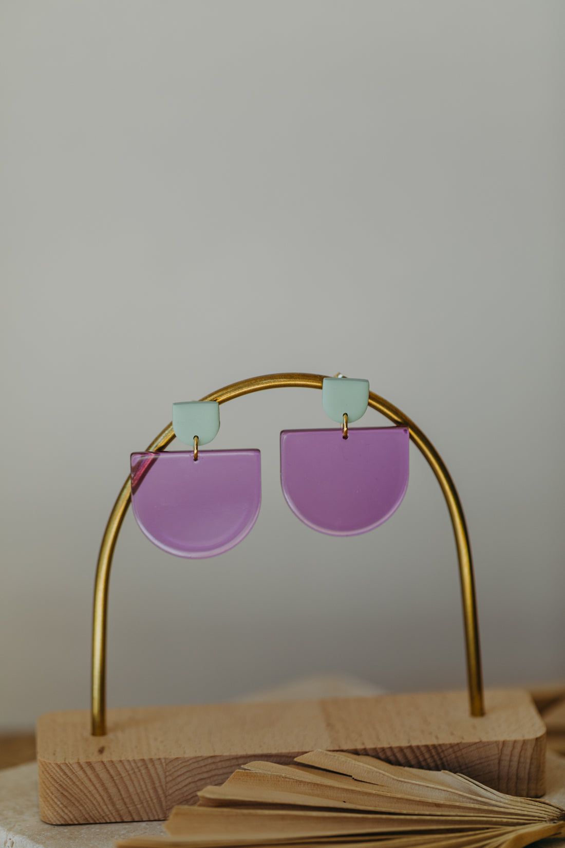 MELA - Statement Ohrringe in salbeigrün &amp; lila