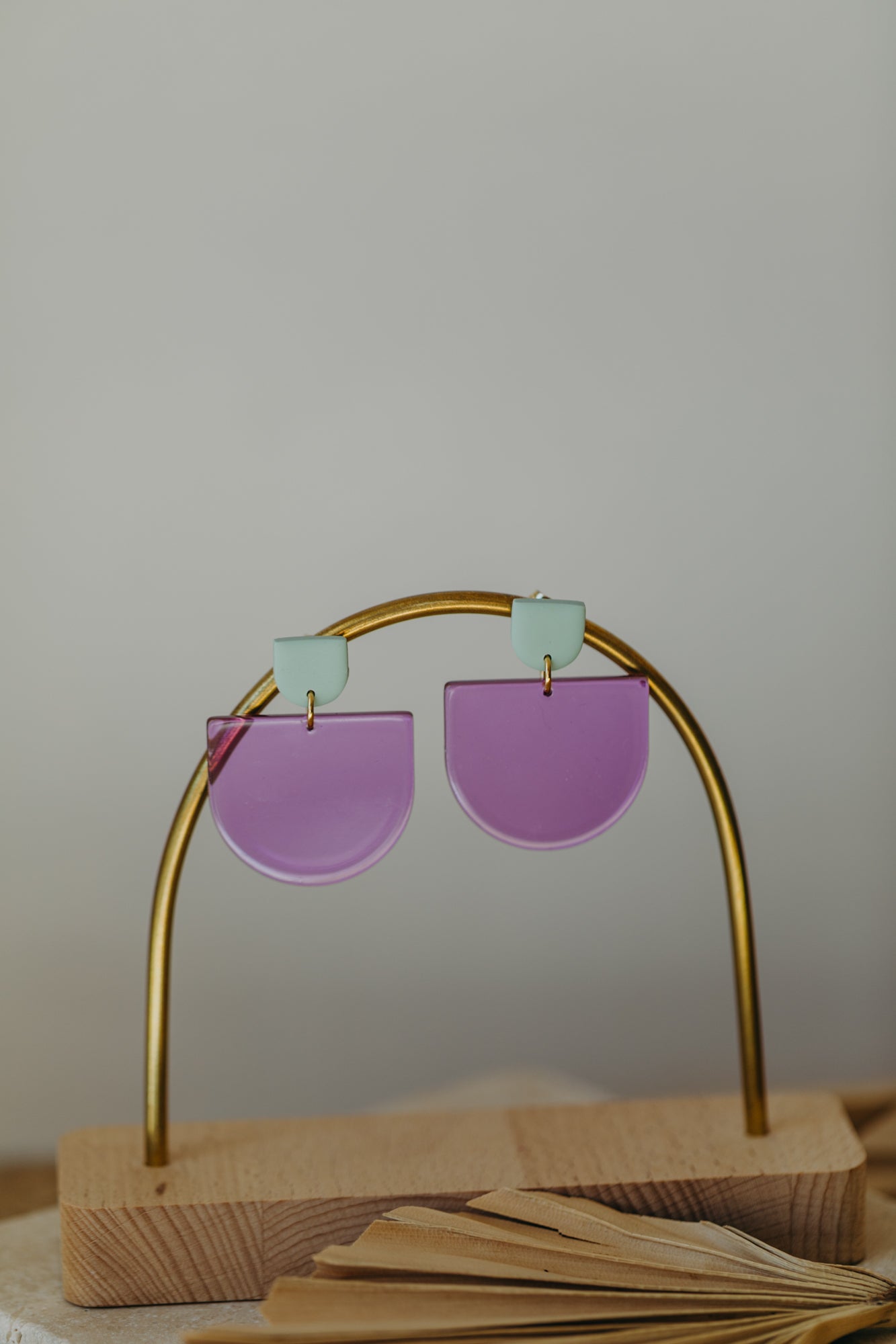 MELA - Statement Ohrringe in salbeigrün &amp; lila