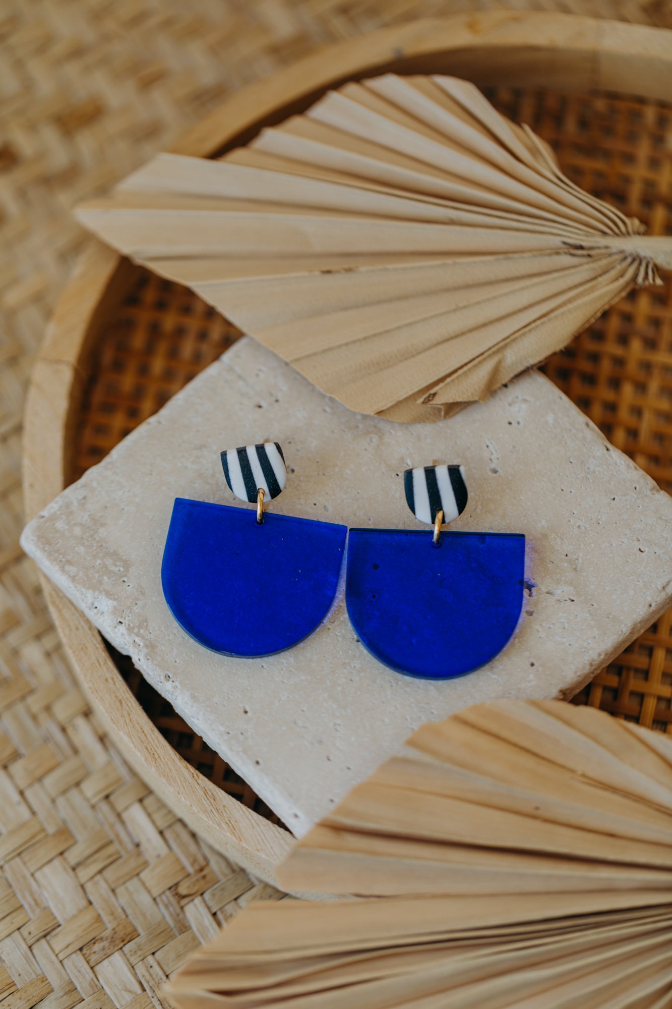 MELA - Statement Ohrringe in kornblumenblau &amp; schwarz-weiß