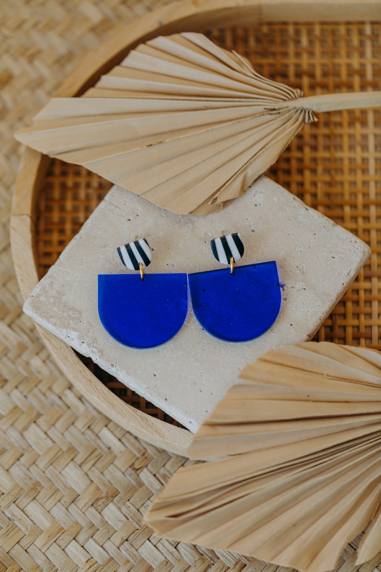 MELA - Statement Ohrringe in kornblumenblau &amp; schwarz-weiß