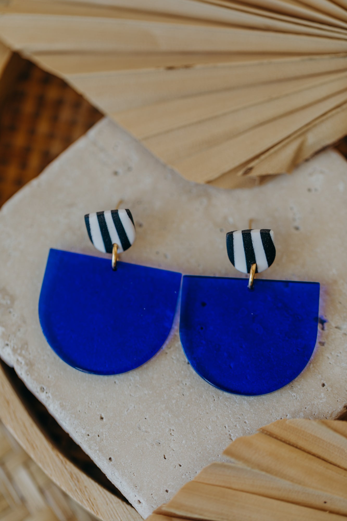 MELA - Statement Ohrringe in kornblumenblau &amp; schwarz-weiß