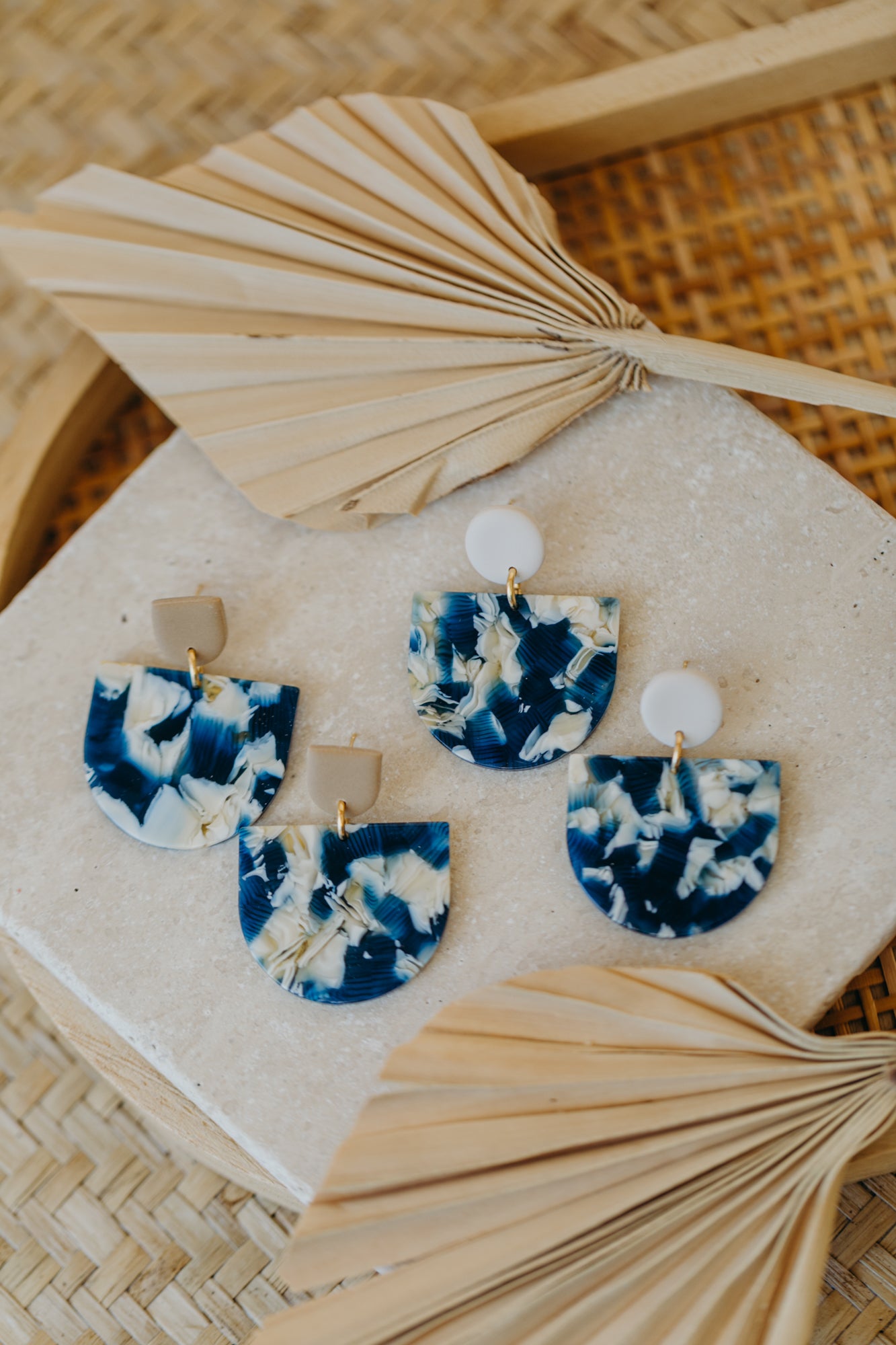 MELA – Statement Ohrringe in Vanille, Beige &amp; Blau