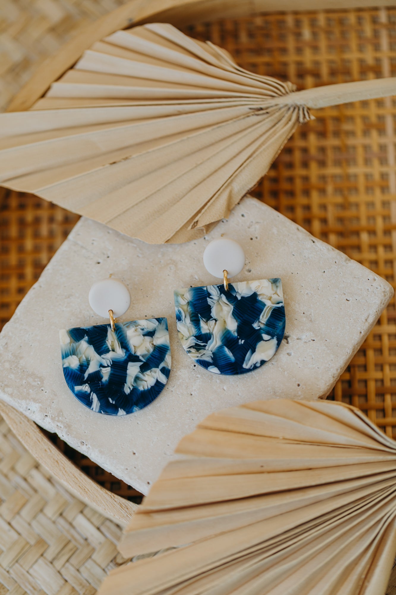 MELA – Statement Ohrringe in Vanille, Beige &amp; Blau