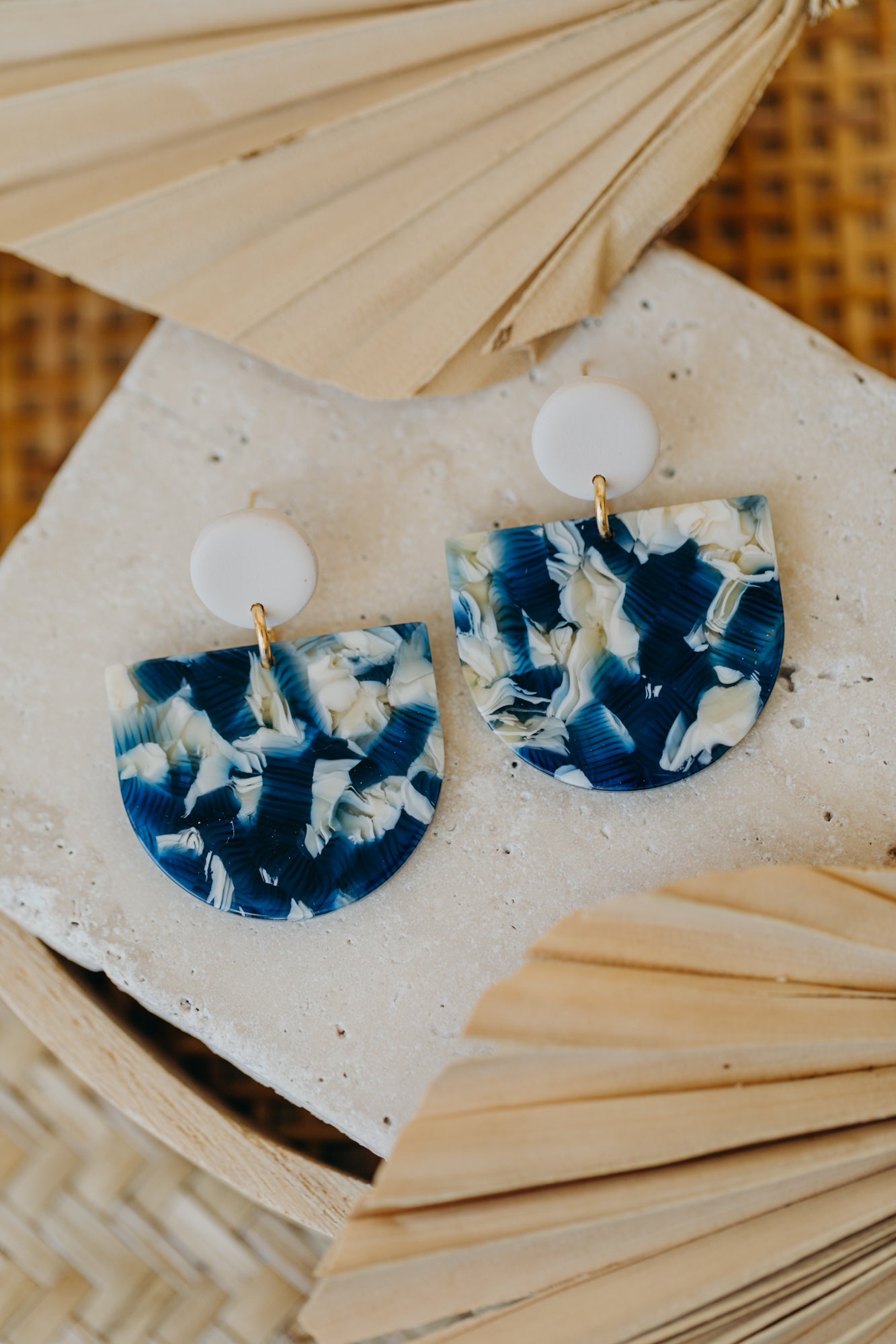 MELA – Statement Ohrringe in Vanille, Beige &amp; Blau