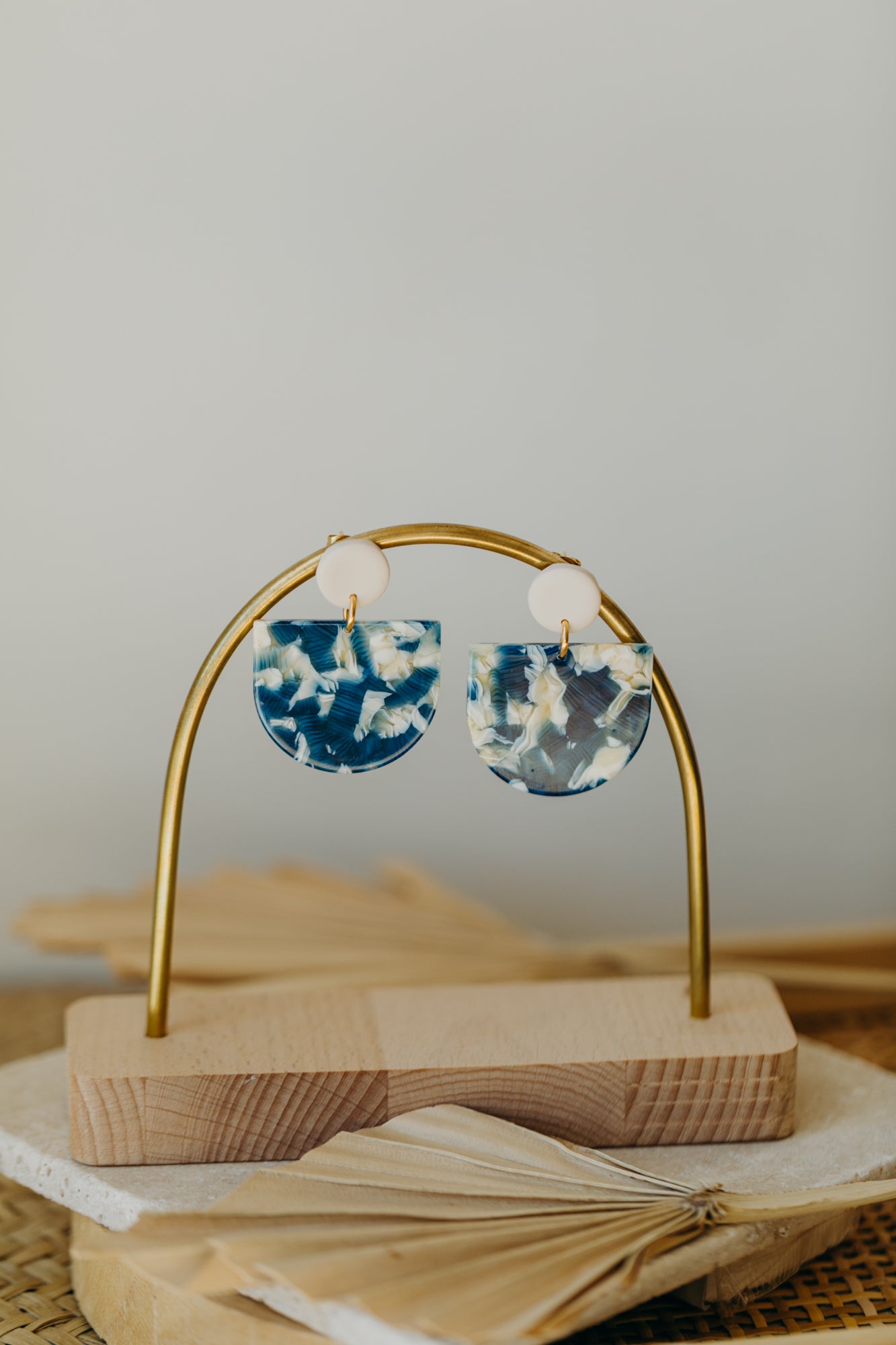 MELA – Statement Ohrringe in Vanille, Beige &amp; Blau