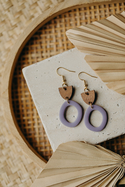 MERA - kreisförmger Polymer Ton Ohrringe in Helles Lila mit Holzanhänger
