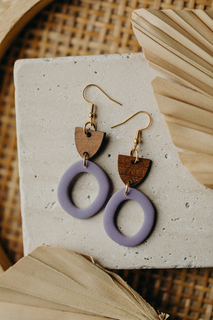 MERA - kreisförmger Polymer Ton Ohrringe in Helles Lila mit Holzanhänger