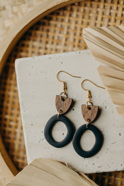 MERA - schwarze Polymer Ton Ohrringe mit Holzanhänger