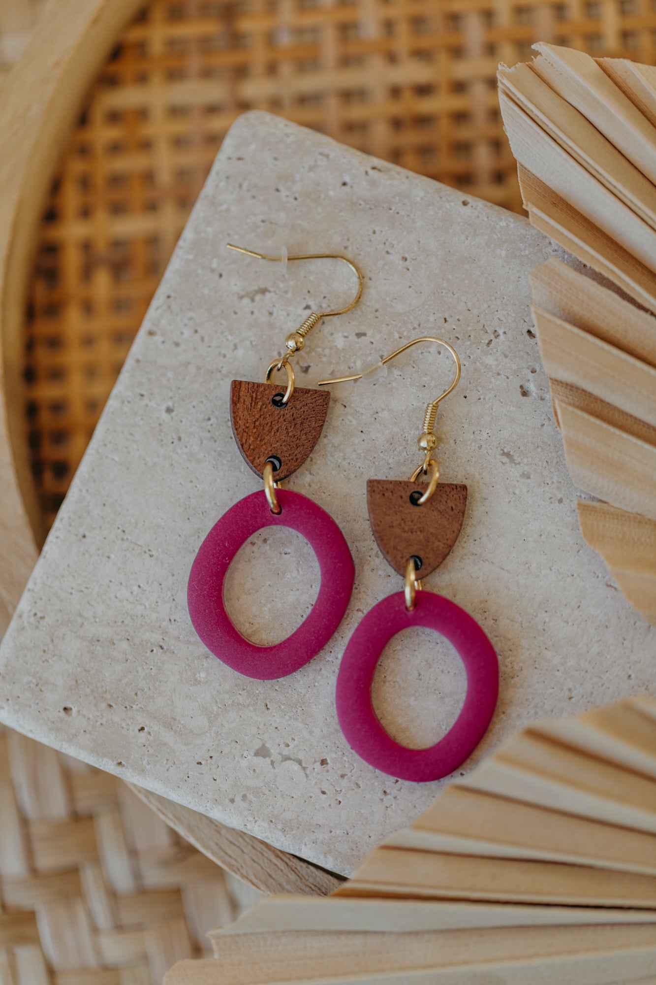 MERA - Polymer Ton Ohrringe mit Holzanhänger in der Farbe Himbeere