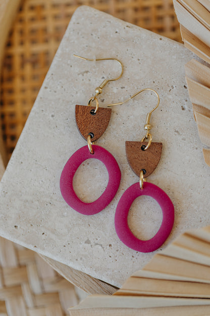 MERA - Polymer Ton Ohrringe mit Holzanhänger in der Farbe Himbeere