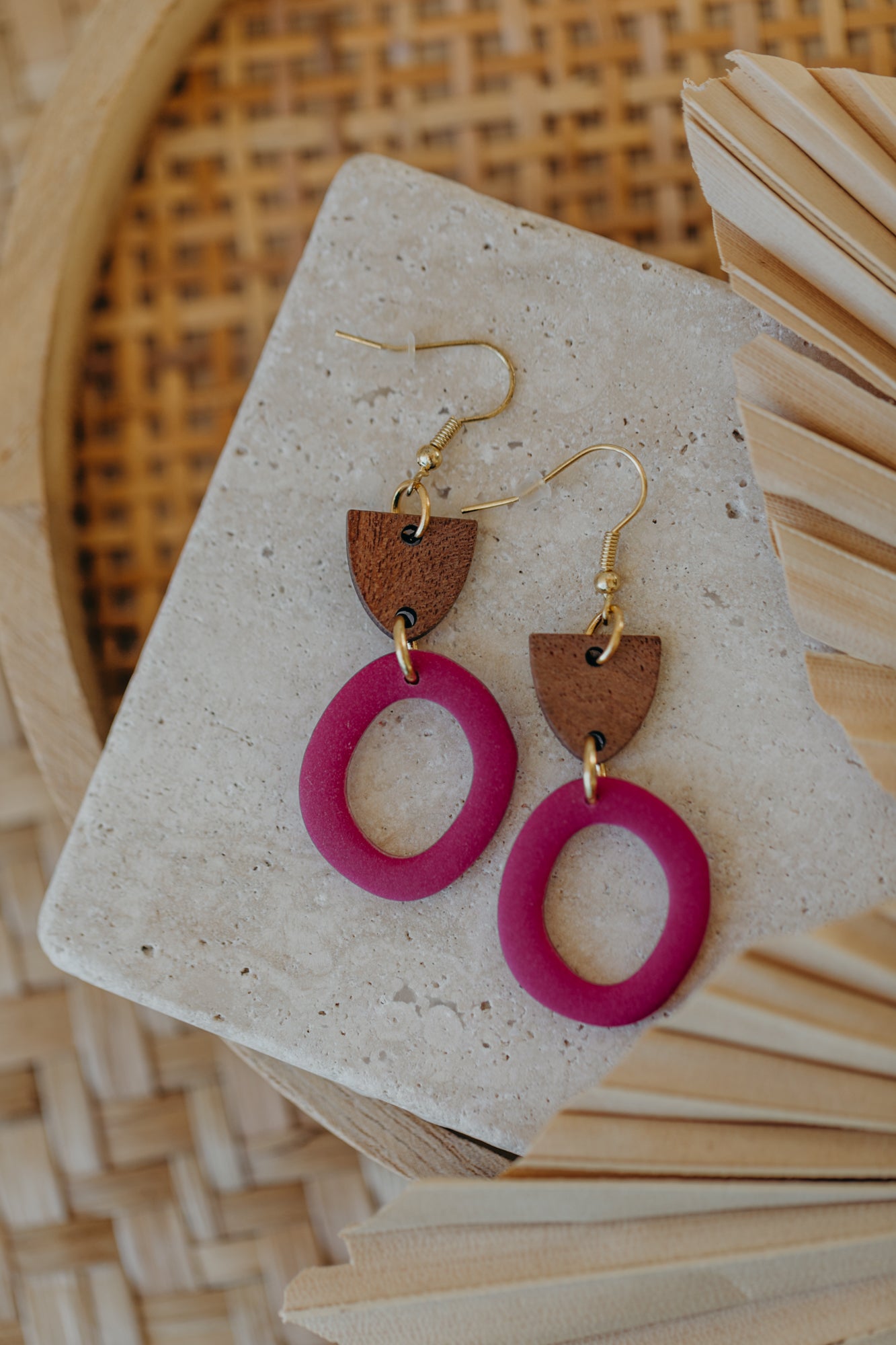 MERA - Polymer Ton Ohrringe mit Holzanhänger in der Farbe Himbeere