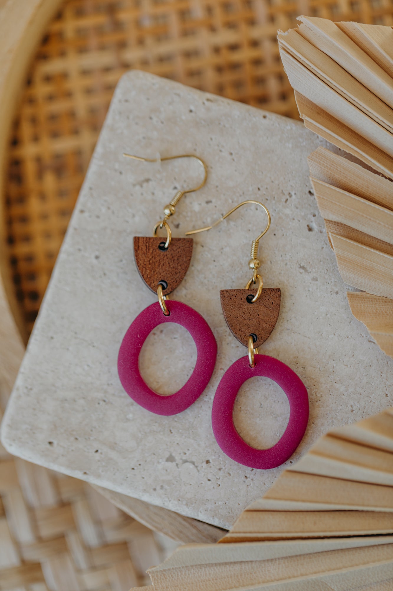 MERA - Polymer Ton Ohrringe mit Holzanhänger in der Farbe Himbeere