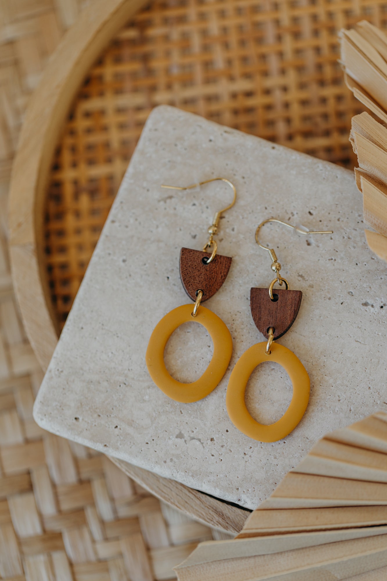 MERA - senfgelbe Polymer Ton Ohrringe mit Holzanhänger