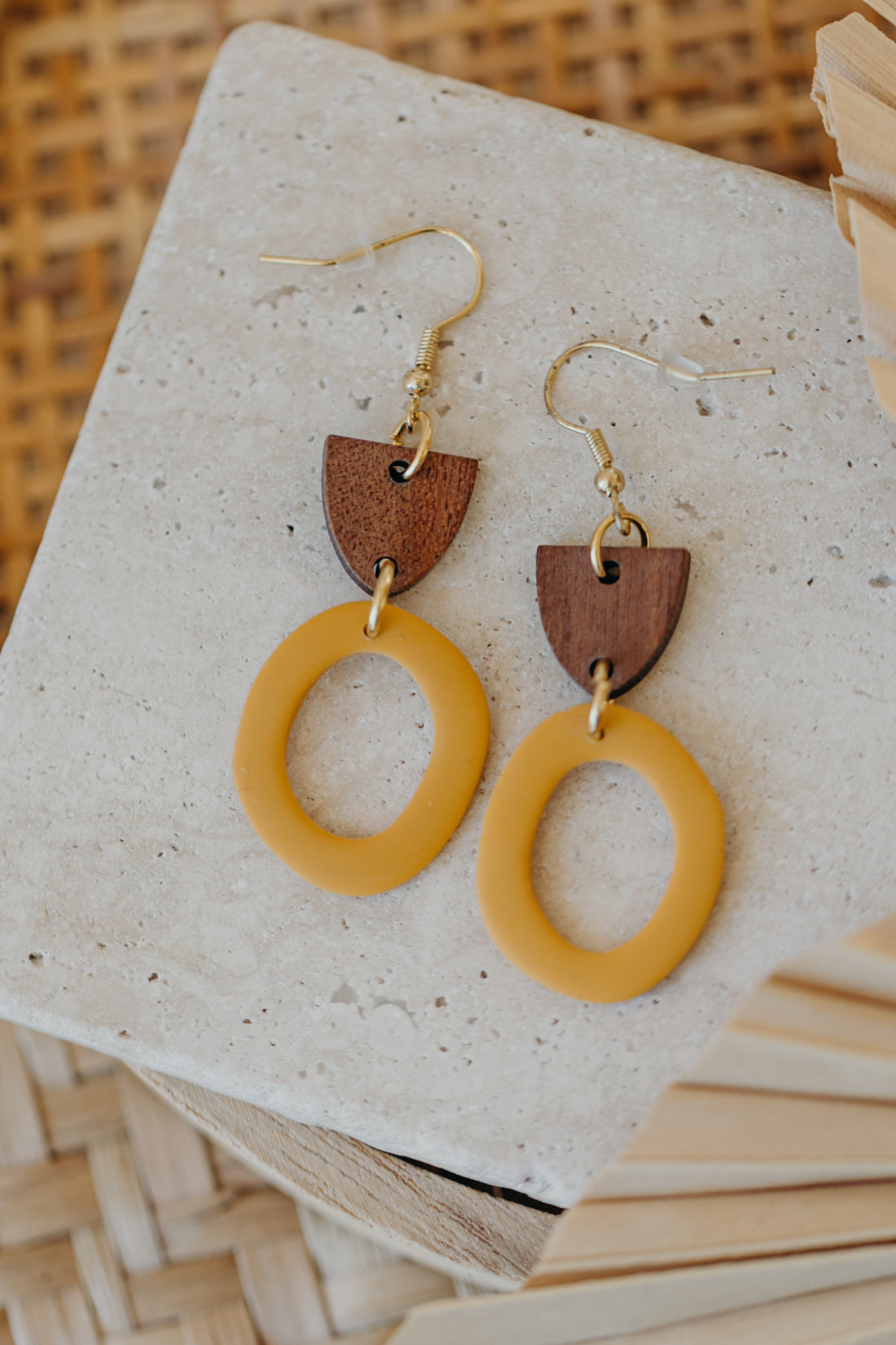 MERA - senfgelbe Polymer Ton Ohrringe mit Holzanhänger