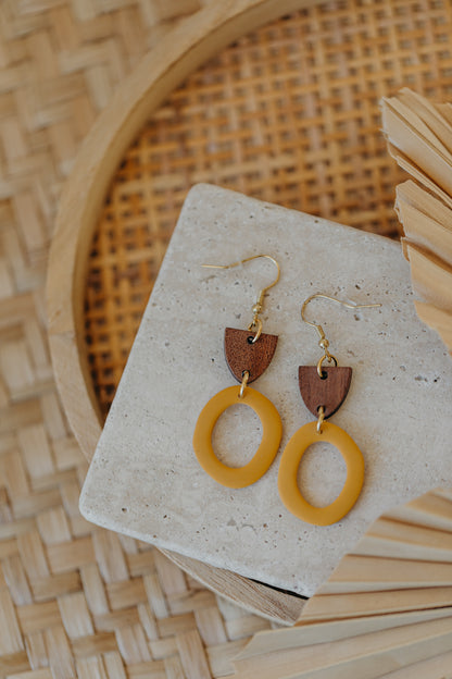 MERA - senfgelbe Polymer Ton Ohrringe mit Holzanhänger