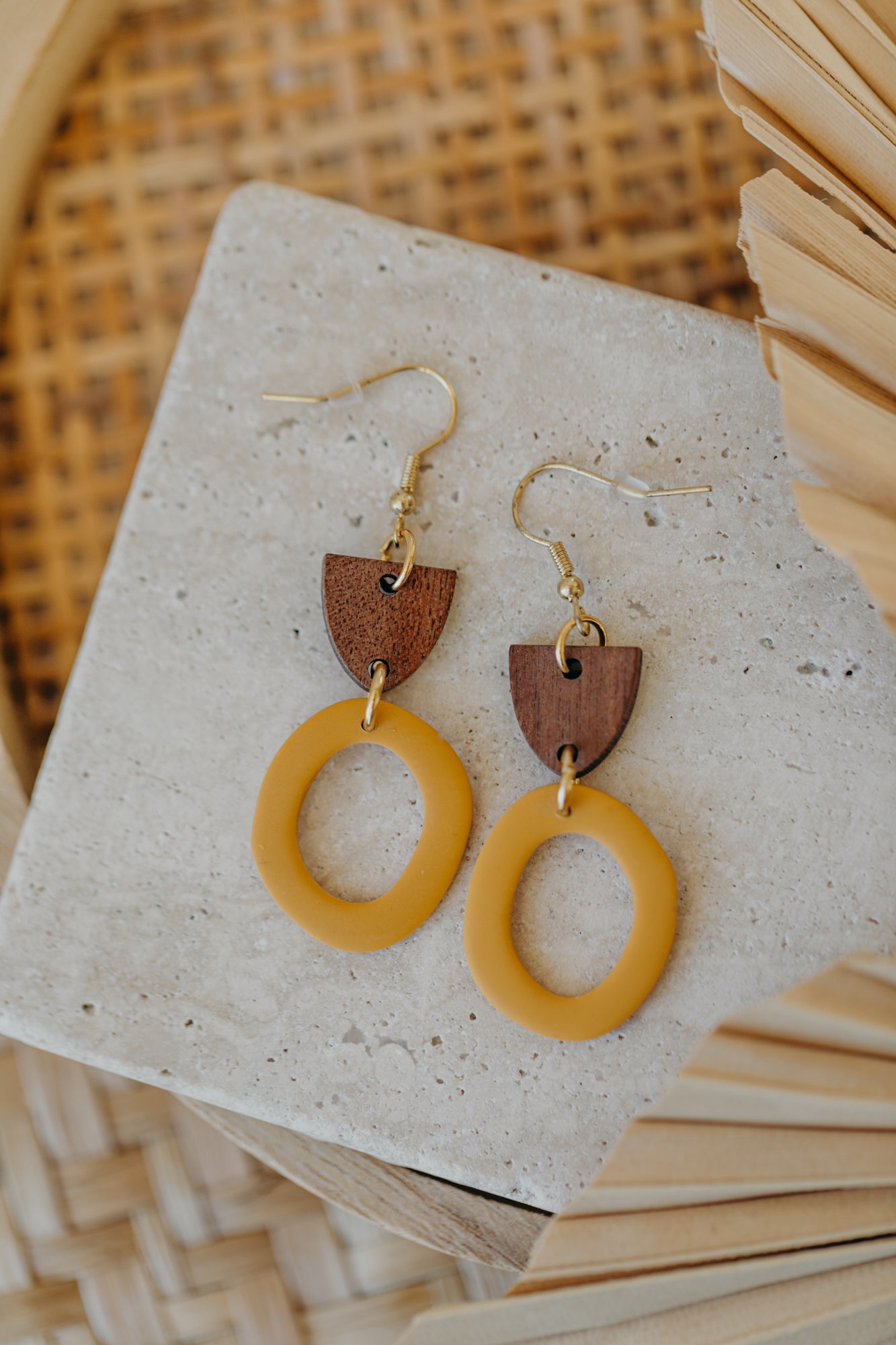 MERA - senfgelbe Polymer Ton Ohrringe mit Holzanhänger