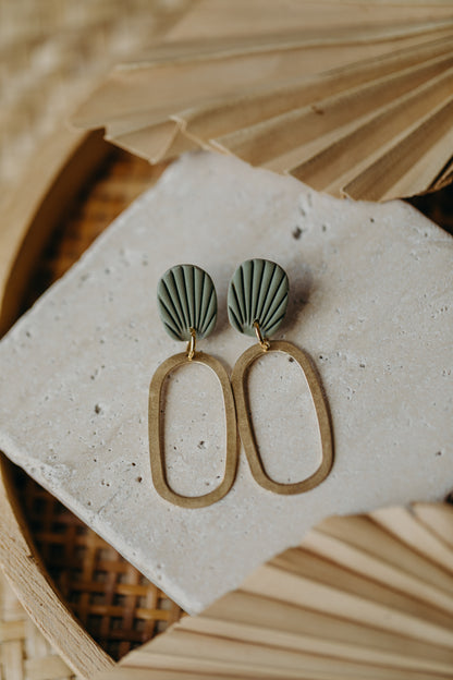 MILDRED - eukalyptus grüne Polymer Ton Ohrringe mit ovalem Messinganhänger