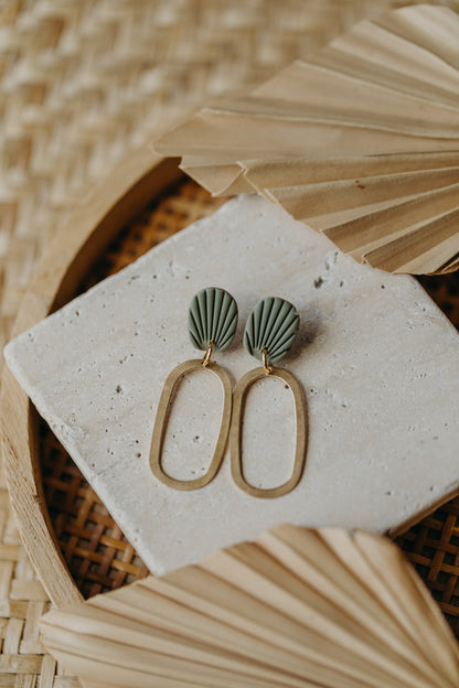 MILDRED - eukalyptus grüne Polymer Ton Ohrringe mit ovalem Messinganhänger