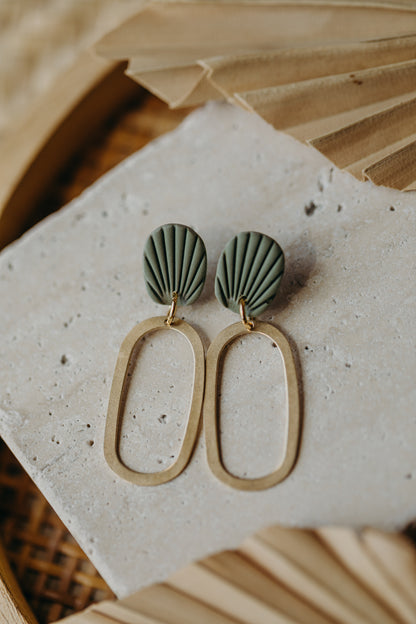 MILDRED - eukalyptus grüne Polymer Ton Ohrringe mit ovalem Messinganhänger