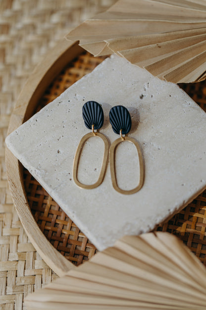 MILDRED - schwarze Polymer Ton Ohrringe mit ovalem Messinganhänger