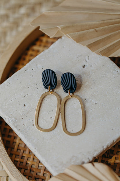 MILDRED - schwarze Polymer Ton Ohrringe mit ovalem Messinganhänger