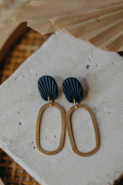 MILDRED - schwarze Polymer Ton Ohrringe mit ovalem Messinganhänger