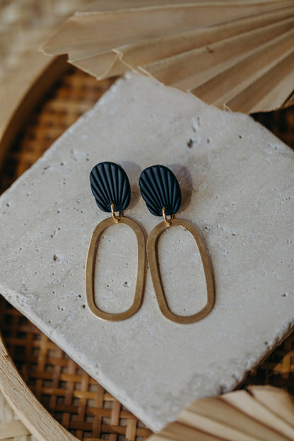 MILDRED - schwarze Polymer Ton Ohrringe mit ovalem Messinganhänger