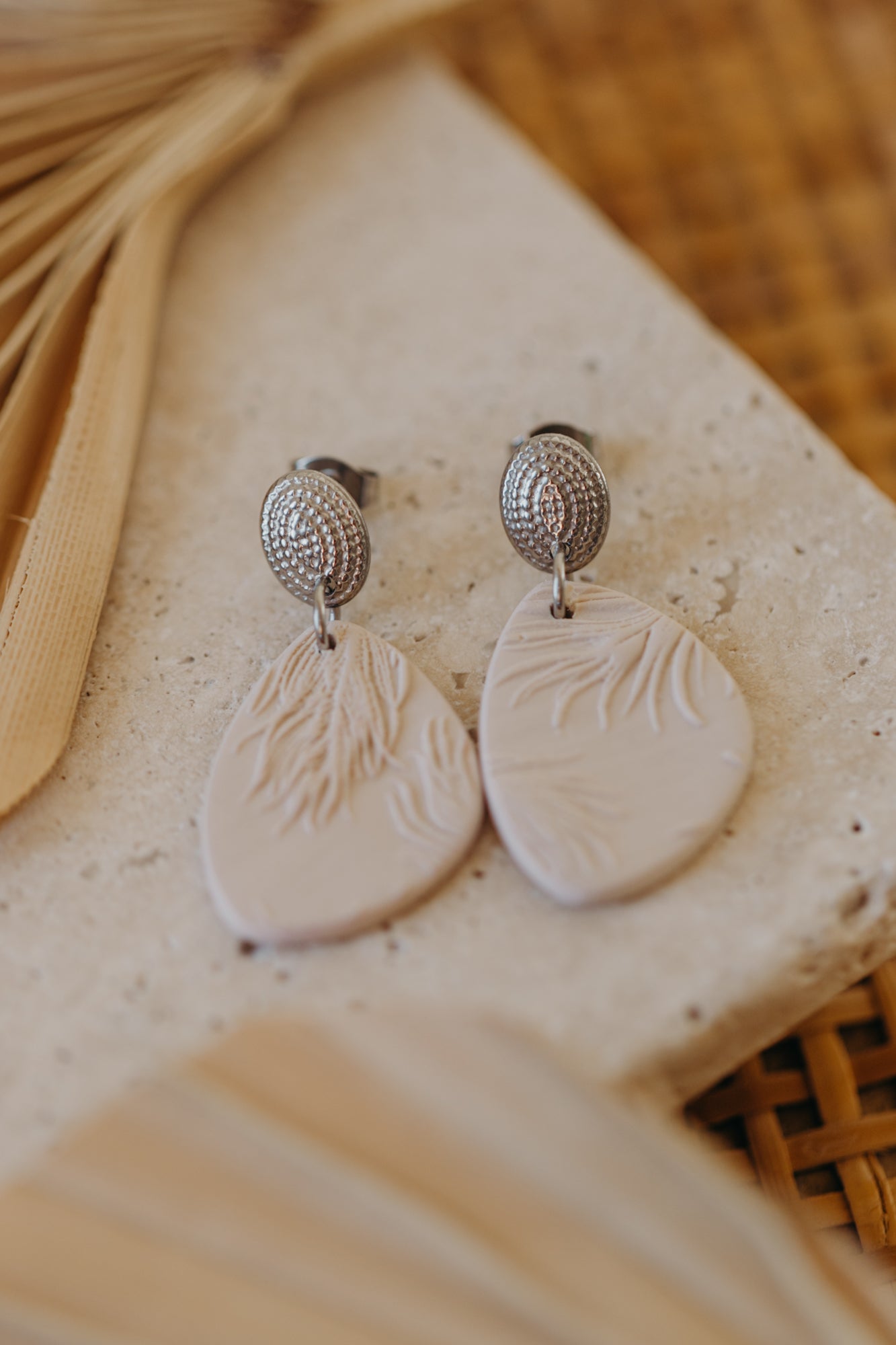 MIVA - helle ovale Ohrringe aus Polymer Ton Ohrringe mit Feder Muster