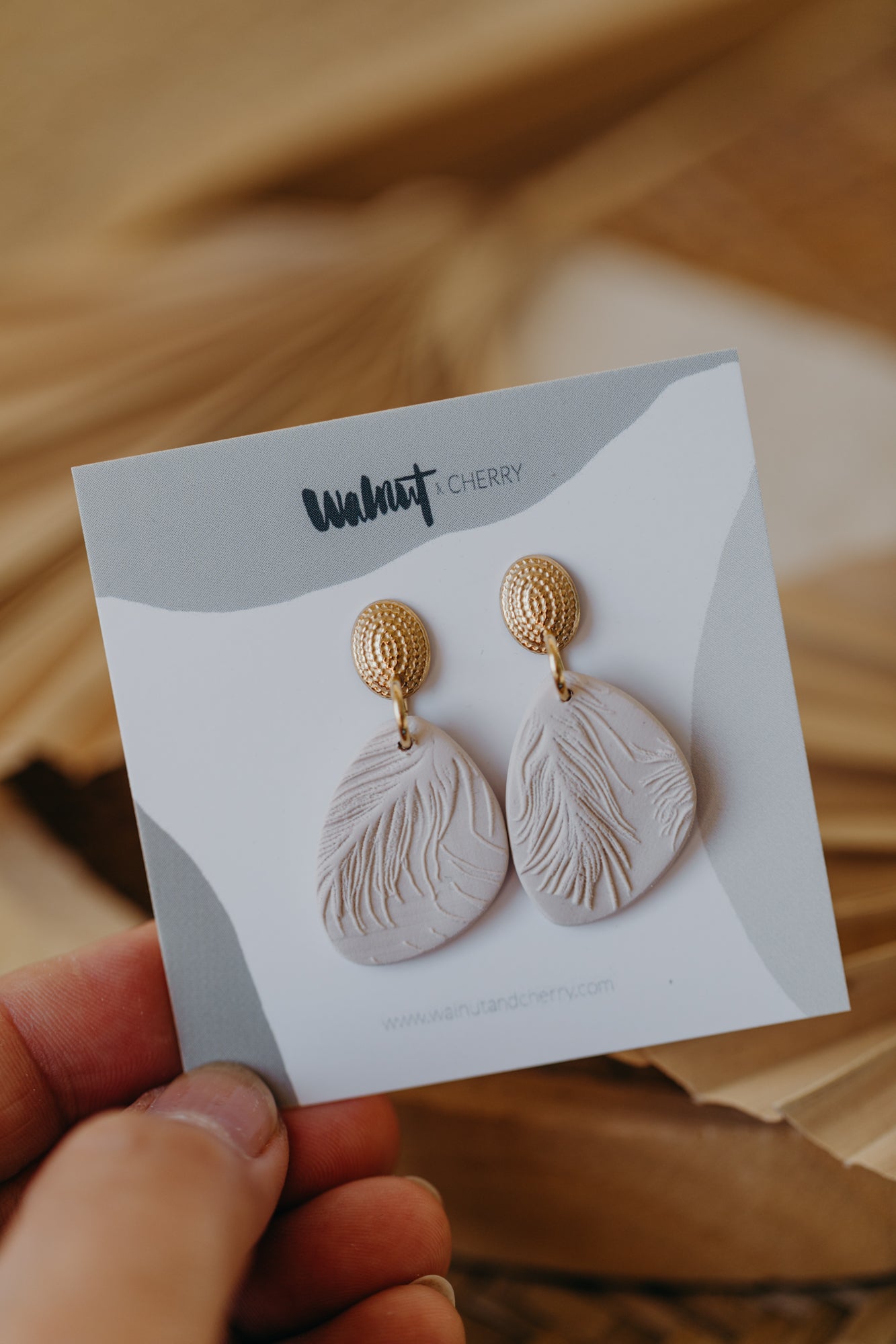 MIVA - helle ovale Ohrringe aus Polymer Ton Ohrringe mit Feder Muster