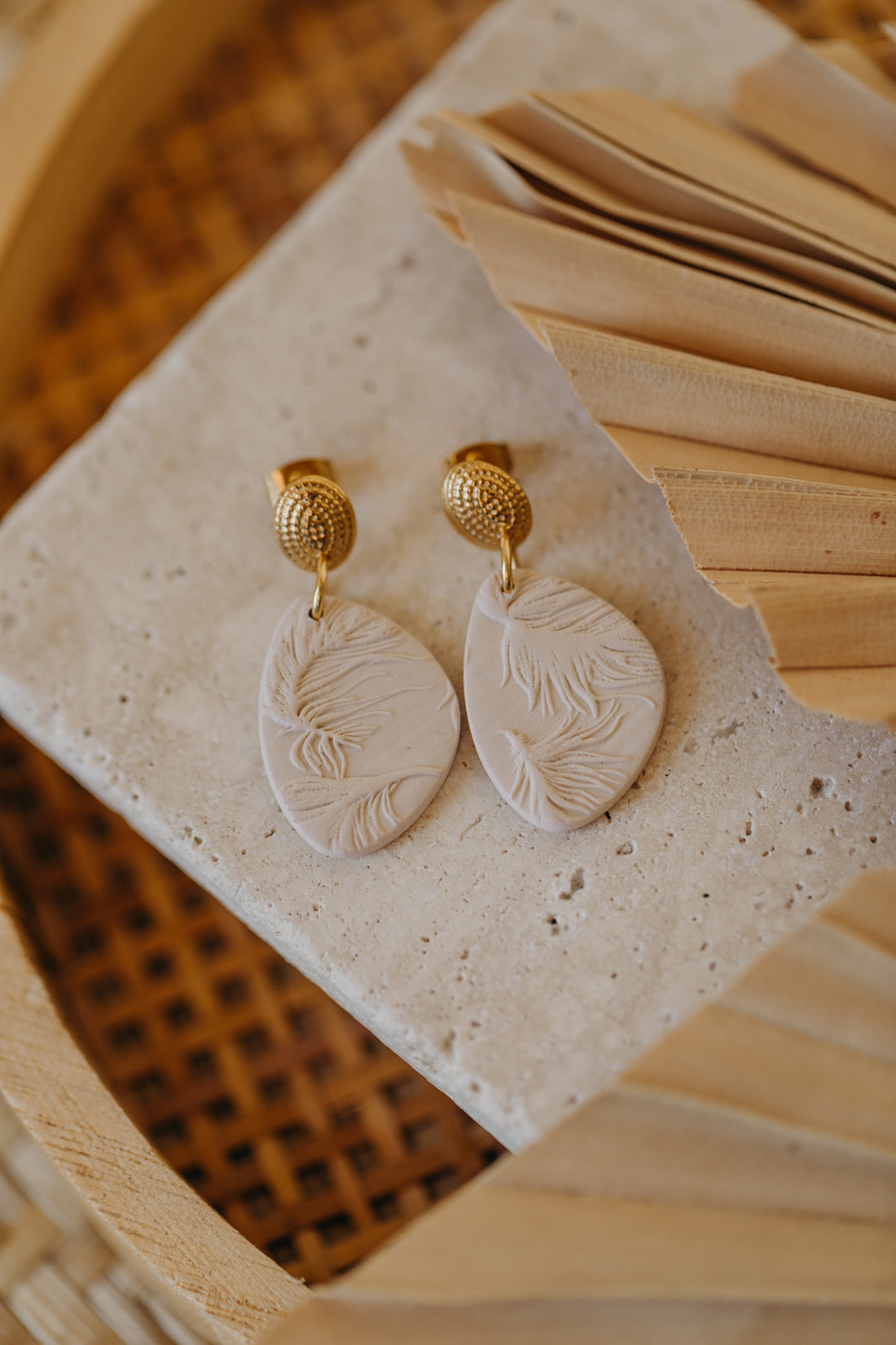 MIVA - helle ovale Ohrringe aus Polymer Ton Ohrringe mit Feder Muster