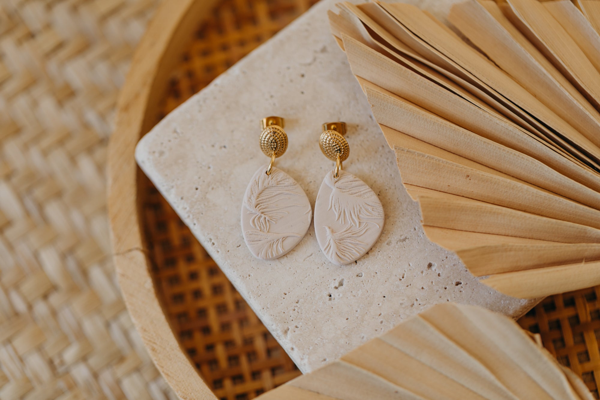 MIVA - helle ovale Ohrringe aus Polymer Ton Ohrringe mit Feder Muster