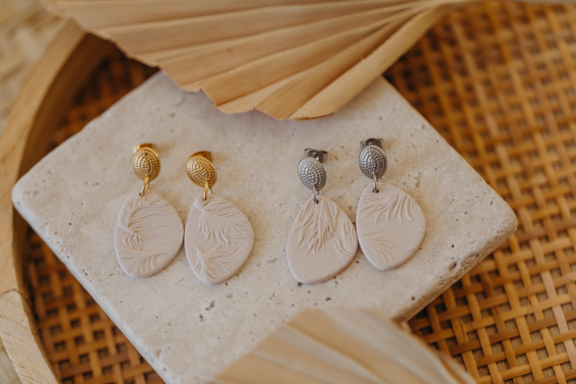 MIVA - helle ovale Ohrringe aus Polymer Ton Ohrringe mit Feder Muster