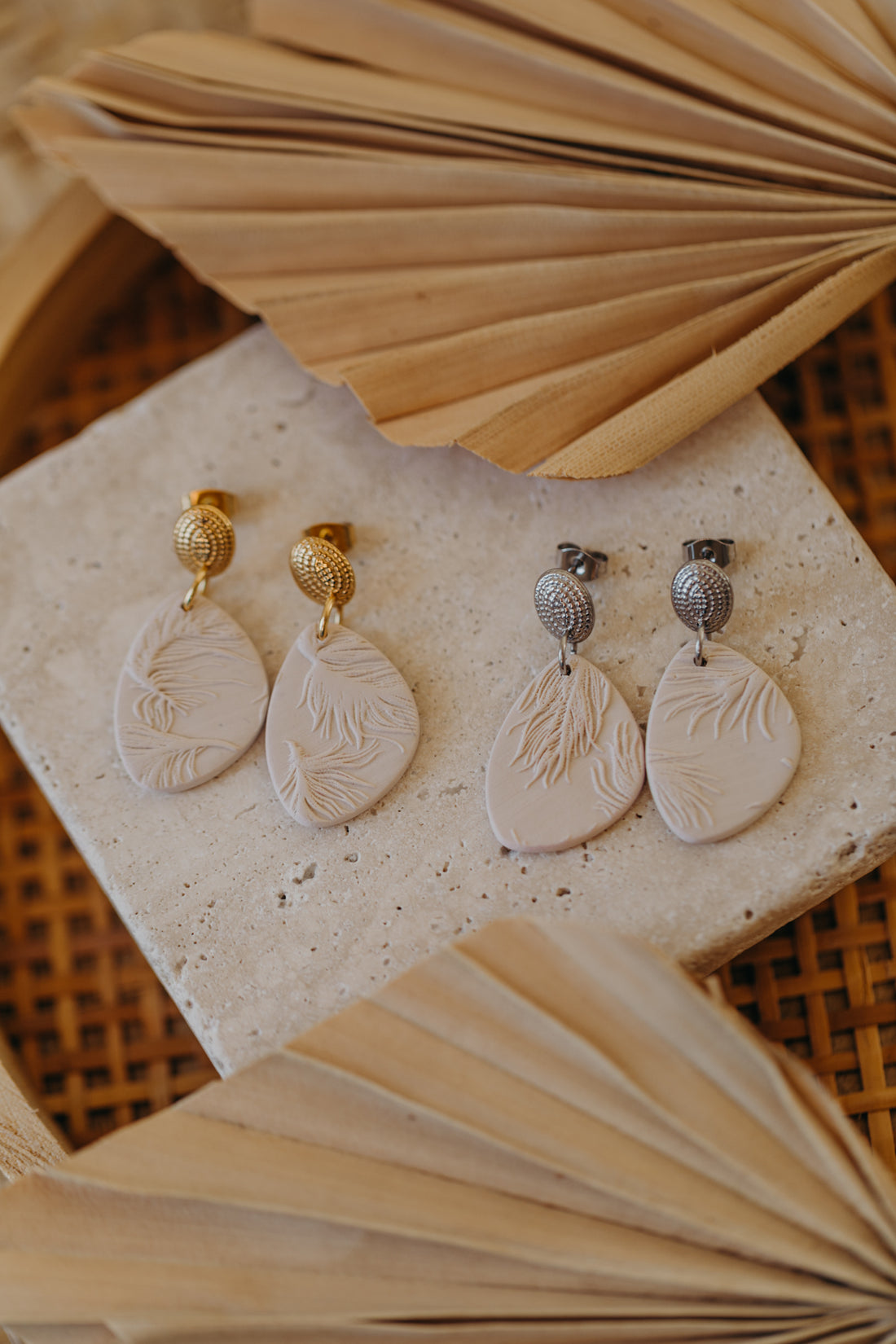 MIVA - helle ovale Ohrringe aus Polymer Ton Ohrringe mit Feder Muster