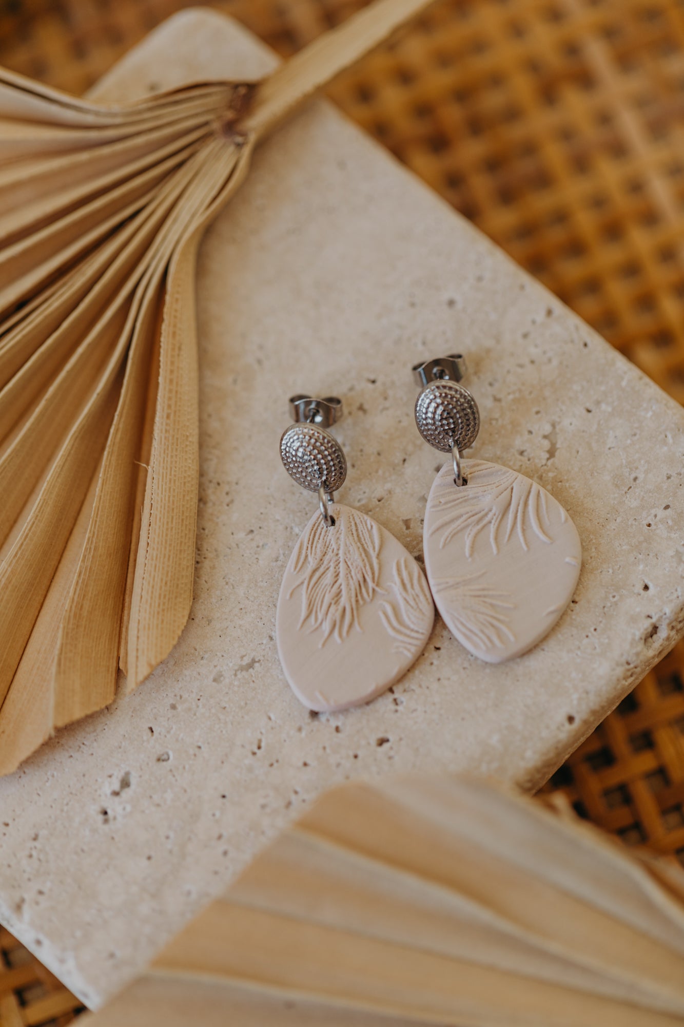 MIVA - helle ovale Ohrringe aus Polymer Ton Ohrringe mit Feder Muster