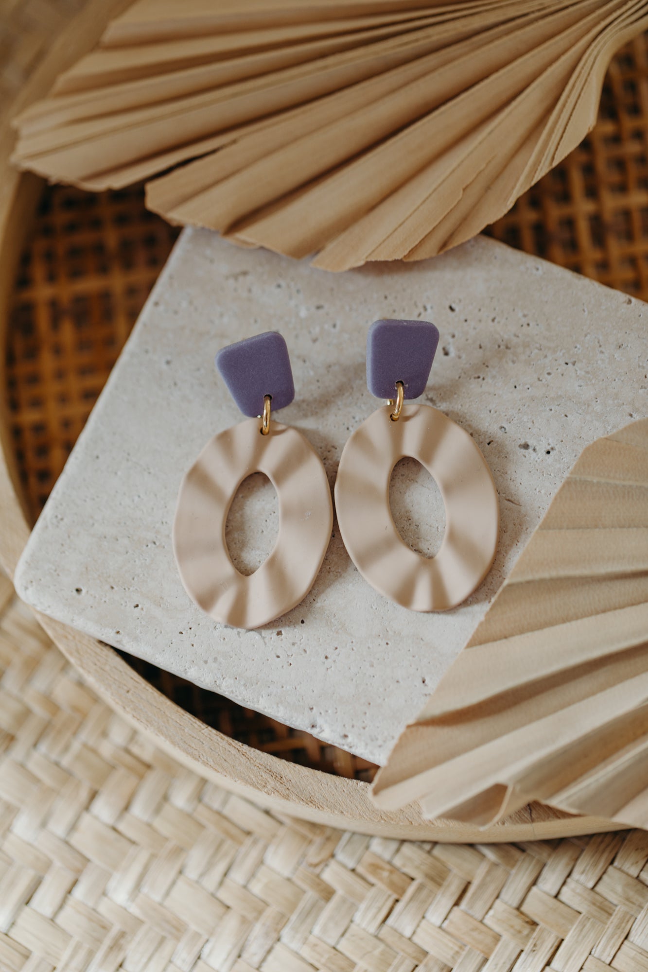 MOEMA - große ovale Polymer Ton Ohrringe in Beige/Lila