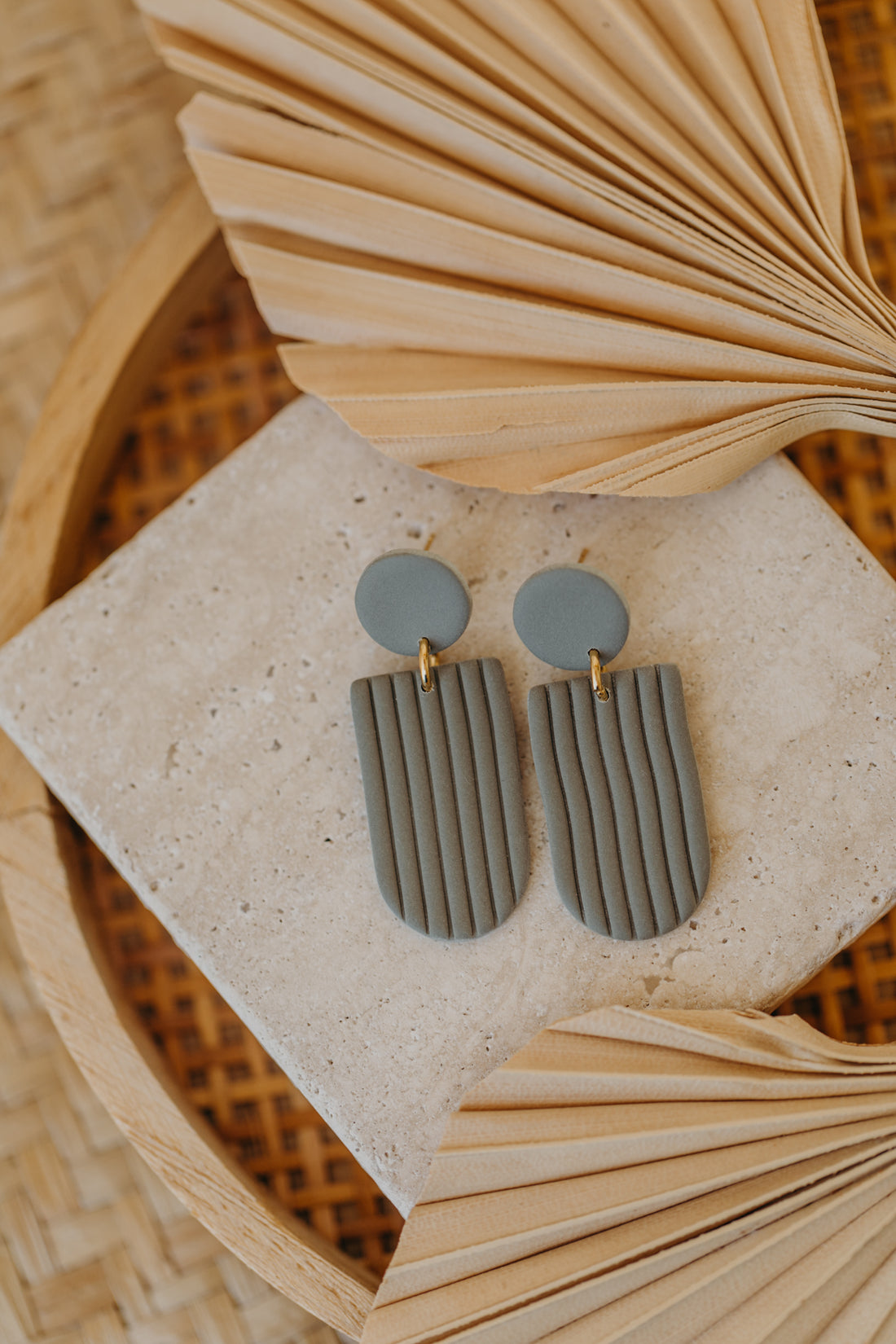 MOEMI - striped green bow-shaped earrings