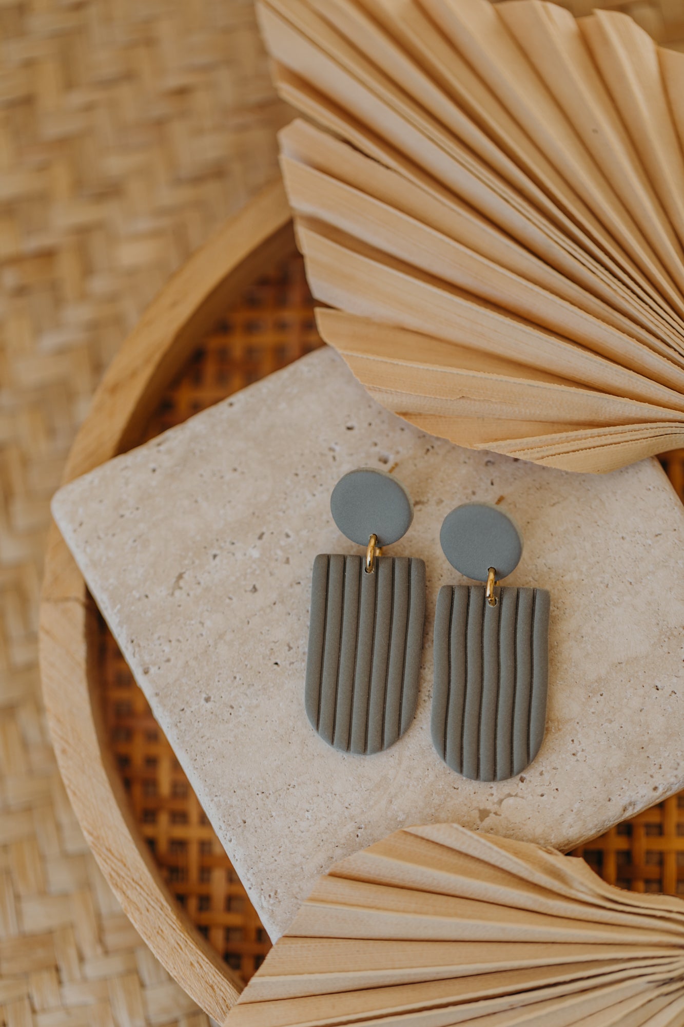 MOEMI - striped green bow-shaped earrings