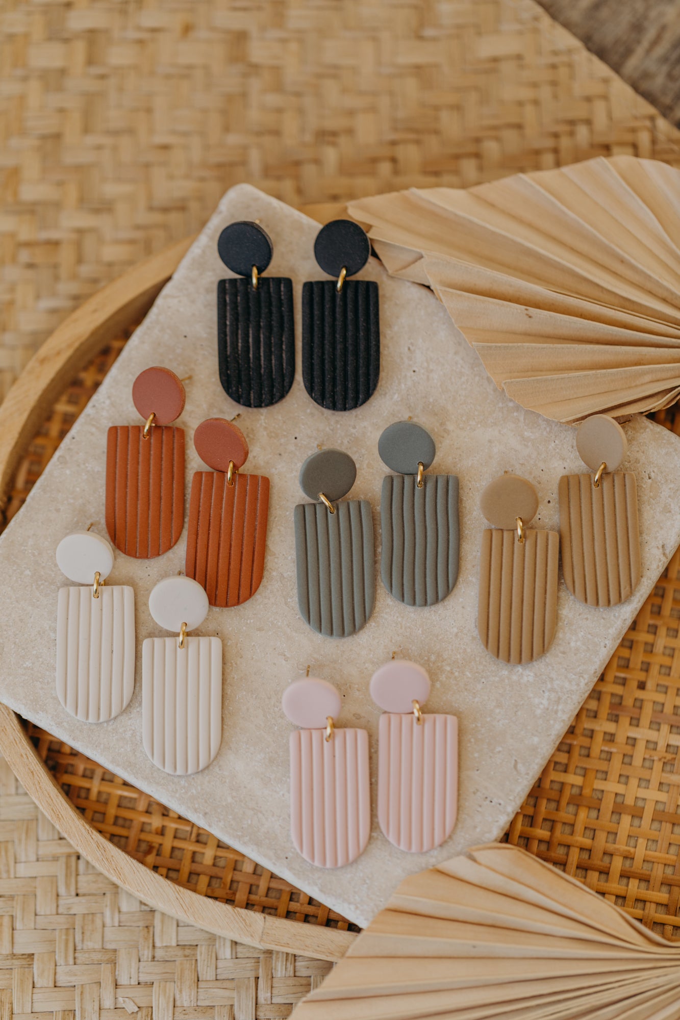 MOEMI - striped black earrings in bow shape