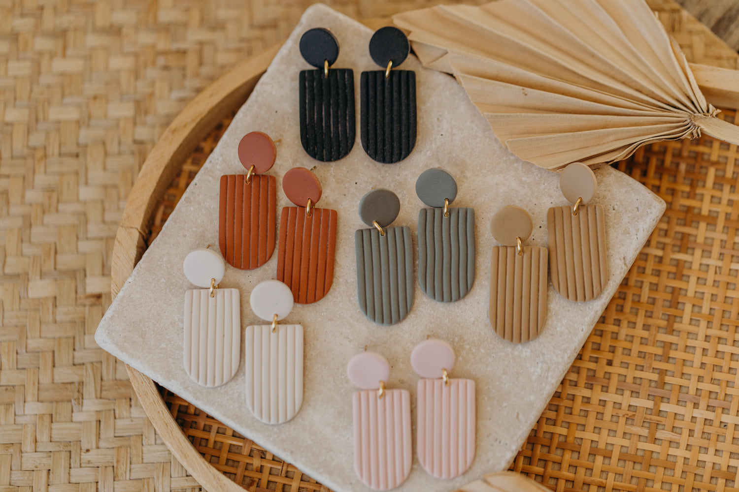 MOEMI - striped sand-colored earrings in a bow shape