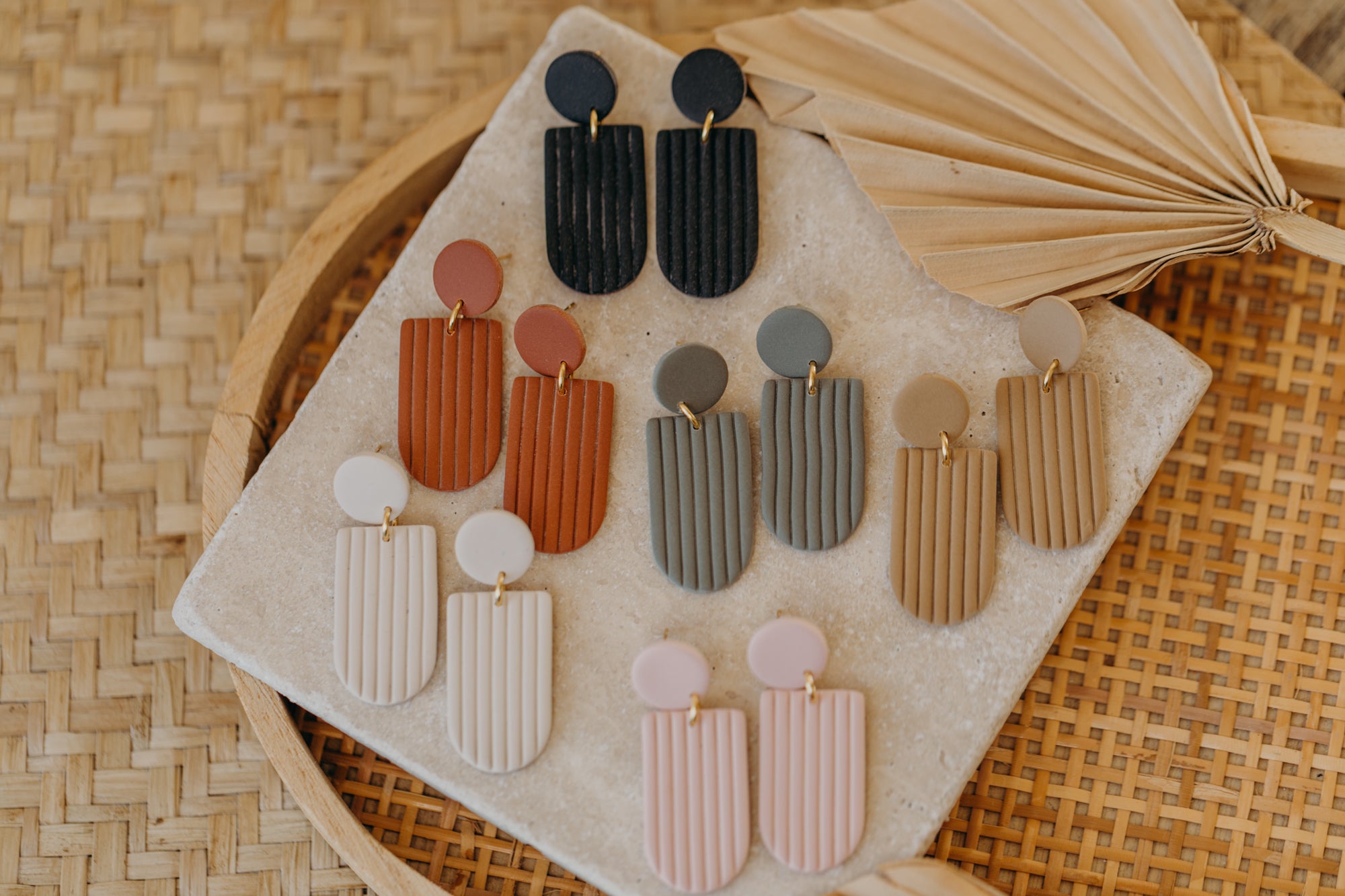 MOEMI - striped sand-colored earrings in a bow shape