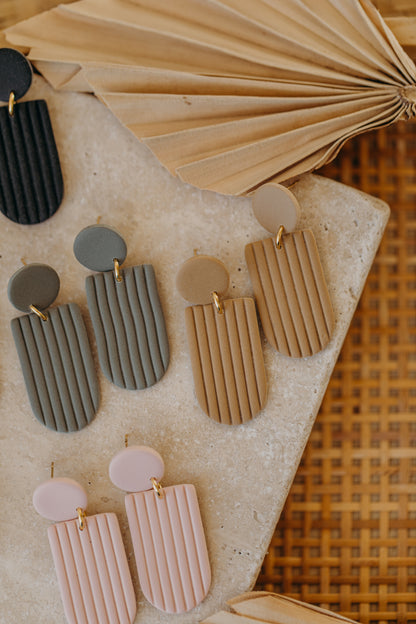 MOEMI - striped green bow-shaped earrings