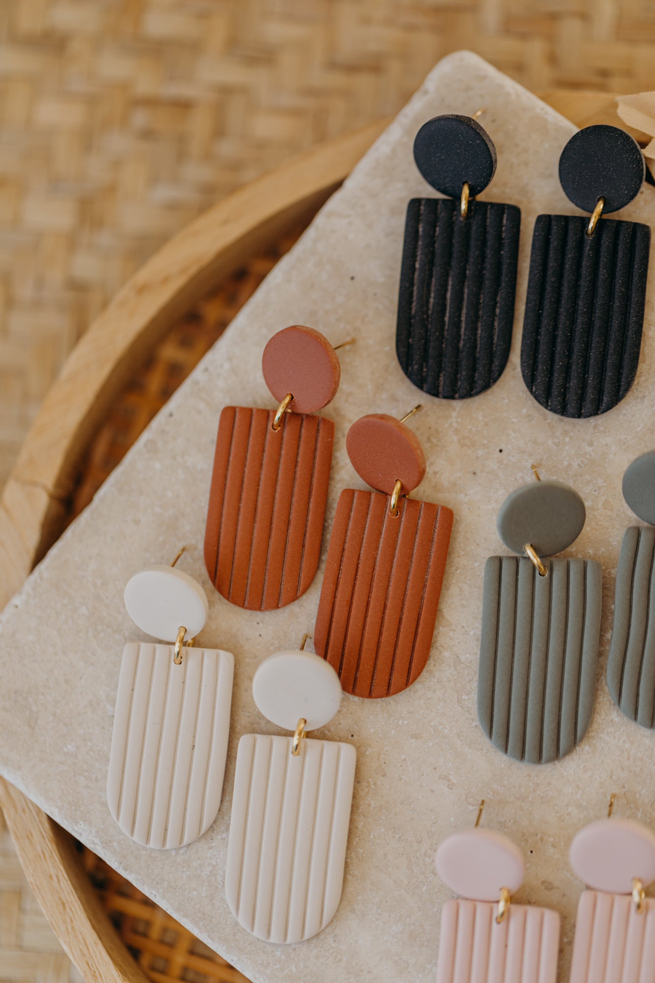 MOEMI - striped cinnamon-colored bow-shaped earrings