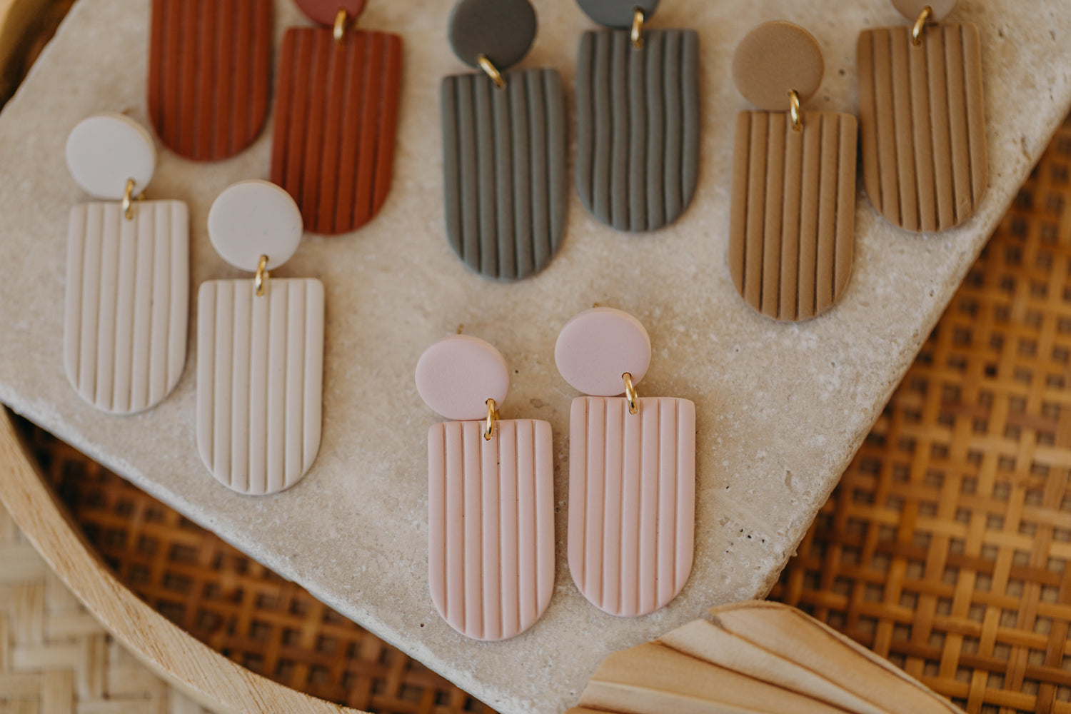MOEMI - striped pink bow-shaped earrings