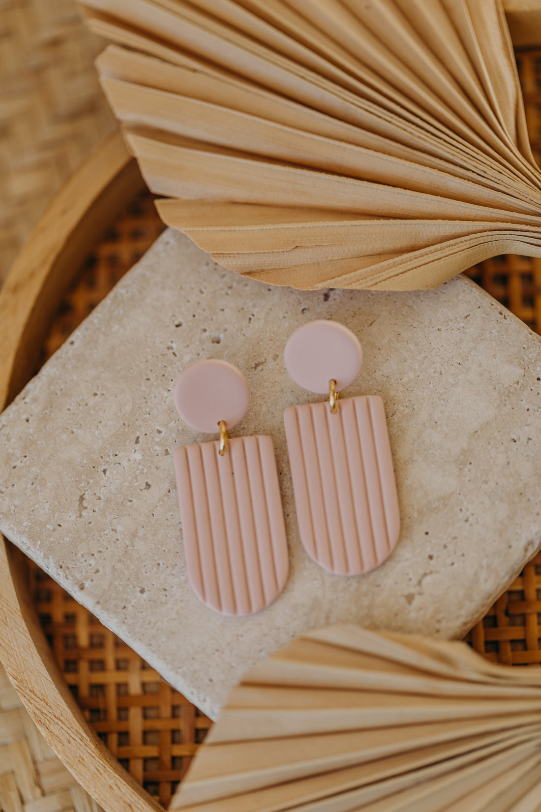 MOEMI - striped pink bow-shaped earrings
