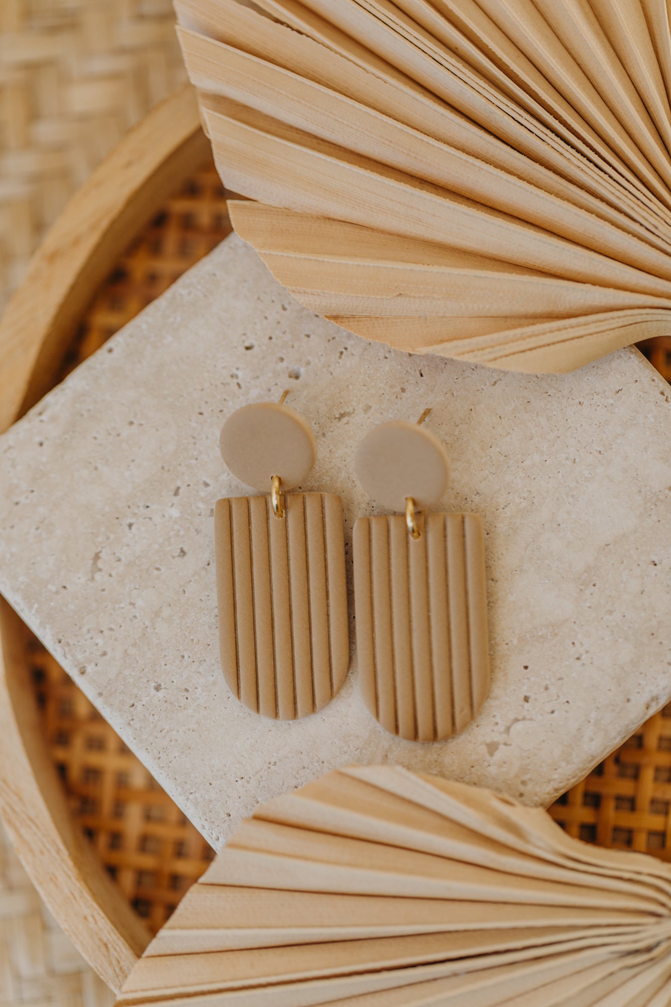 MOEMI - striped sand-colored earrings in a bow shape