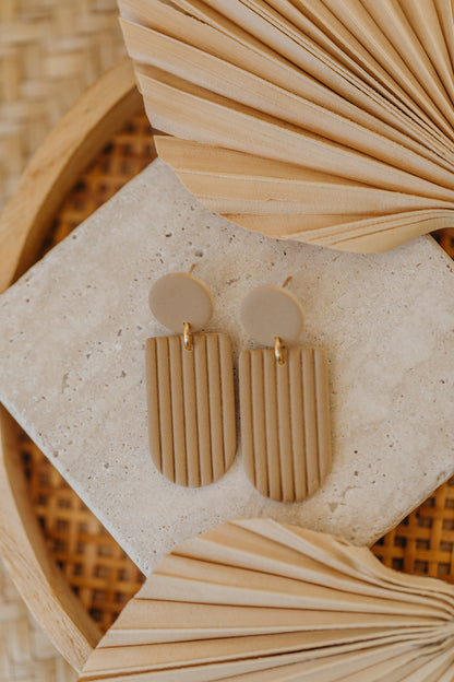 MOEMI - striped sand-colored earrings in a bow shape
