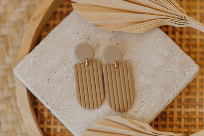 MOEMI - striped sand-colored earrings in a bow shape