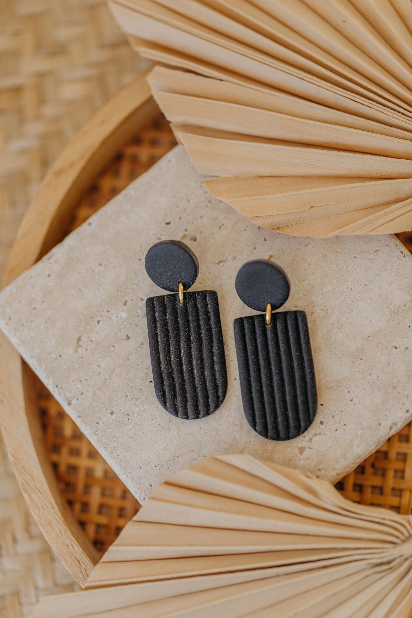 MOEMI - striped black earrings in bow shape