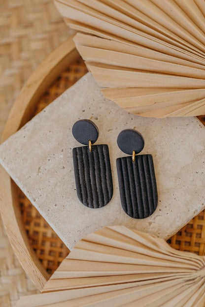 MOEMI - striped black earrings in bow shape
