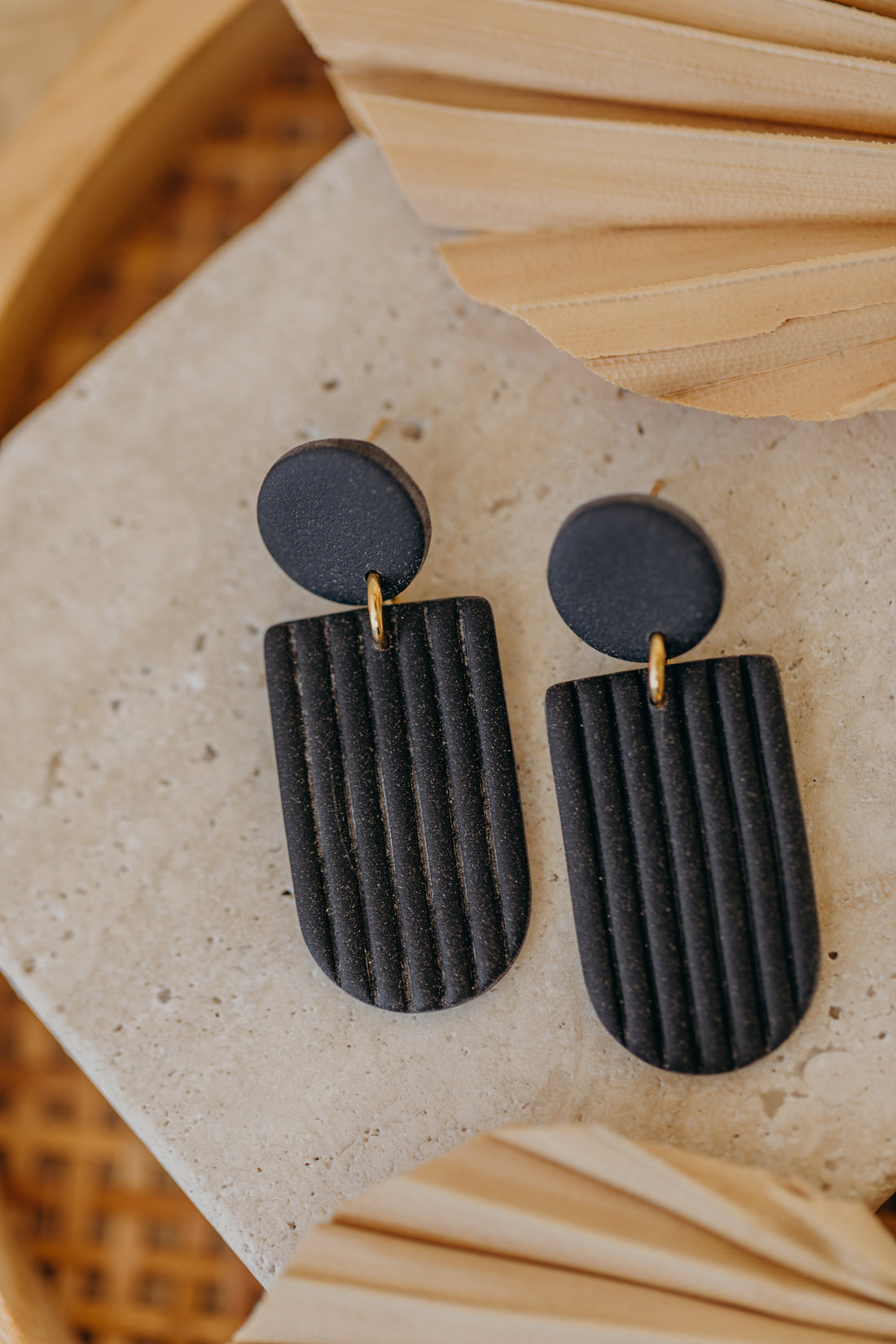 MOEMI - striped black earrings in bow shape